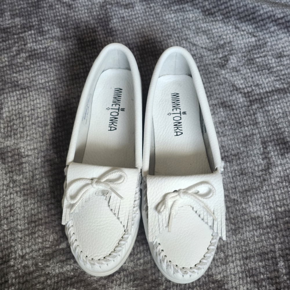 Minnetonka Women's Kiltie Unleaded Moccasin, White Smooth, 5.5 US